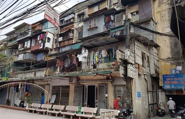 Old apartment buildings pose high fire risks but are hard to escape from
