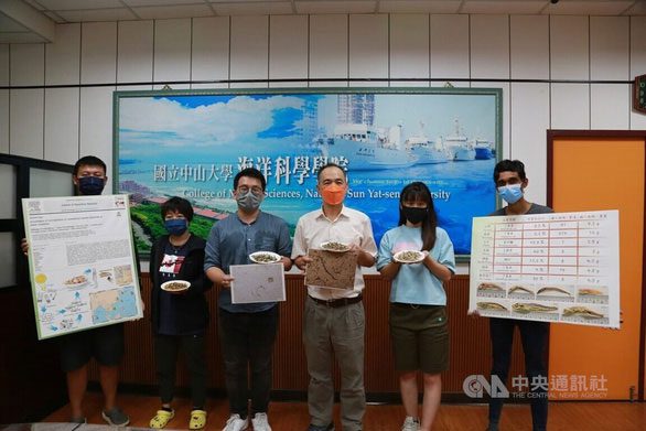 Professor Hung's research team presents their findings on May 2