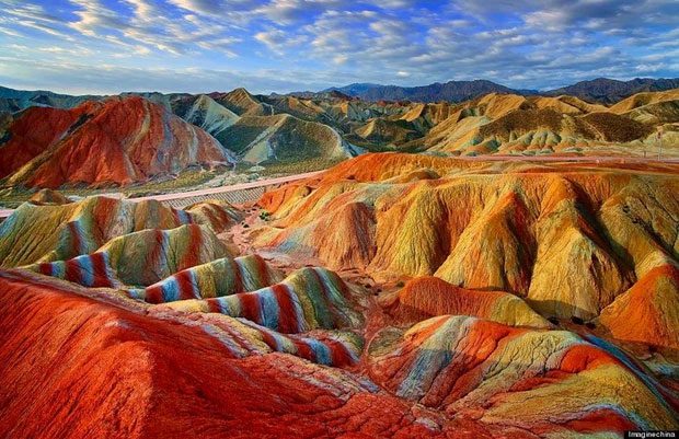 The mountain is divided into 5 main color bands