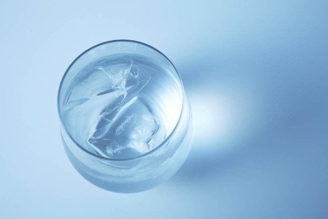 Drinking cold water causes muscles to tense, making it difficult for blood vessels to circulate.