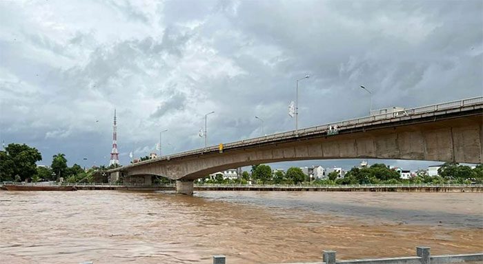 The water level of Ka Long River in Mong Cai continues to rise after the storm.