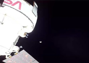 orion spacecraft first selfie video with the moon 124273