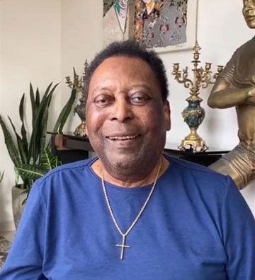 Pele suffers significant pain due to terminal illness in his final days.