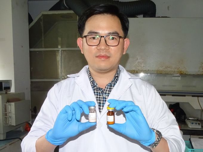 Associate Professor Dr. Nguyen Dai Hai and two powdered artificial bone products.