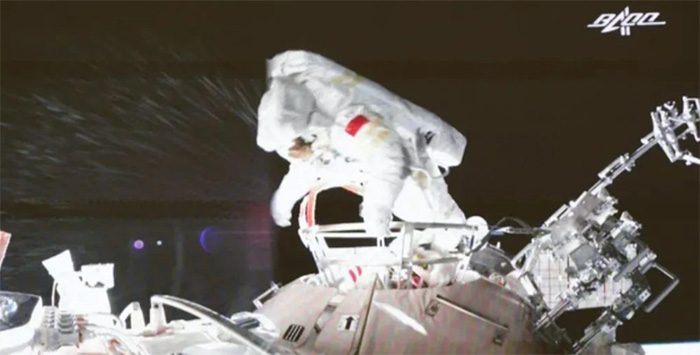 Astronauts from Shenzhou 13 return to the module after the second spacewalk.