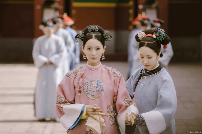Having attendants by their side certainly exudes more authority.