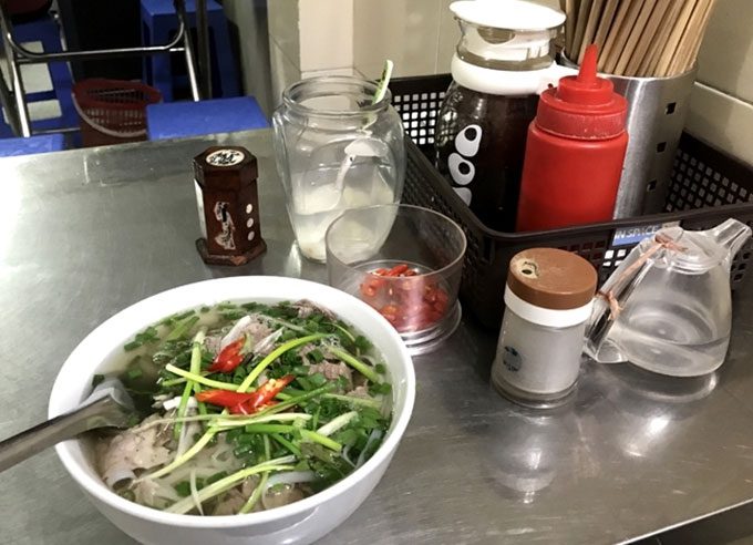 A phở restaurant in Hanoi that does not serve lime.