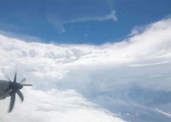 pilot flies into the eye of a 250km h storm 123260