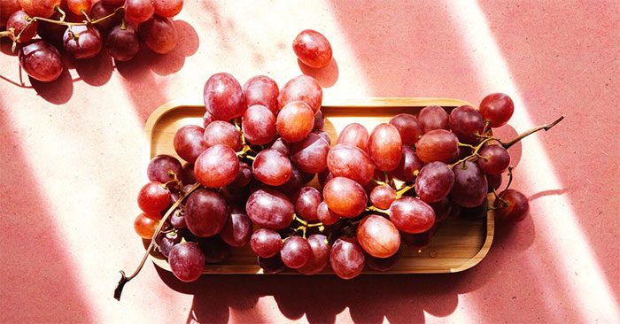 Some experts suggest that grapes help increase lifespan and reduce fatty liver disease.