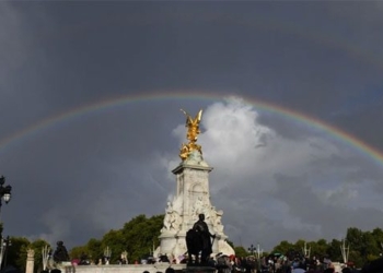rainbow appears outside buckingham palace when queen elizabeth dies 122840