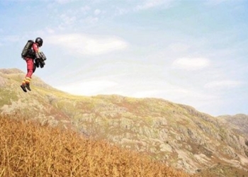 rescue worker uses flight suit 119663