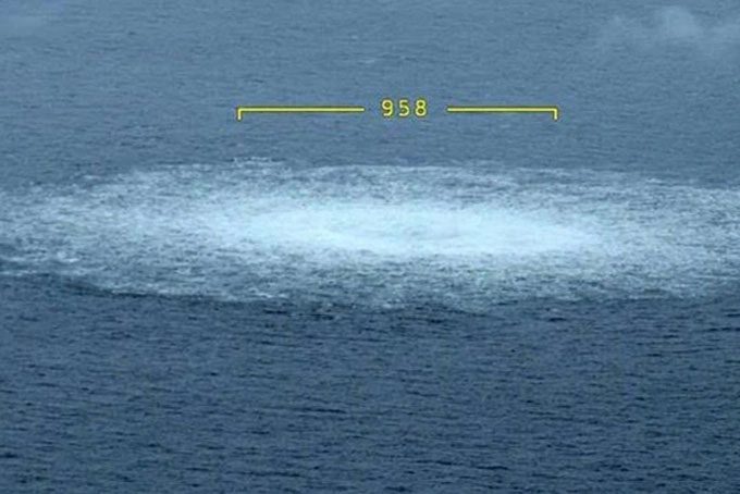 Gas escaping from a rupture over 950 meters in diameter on the Nord Stream 1 gas pipeline