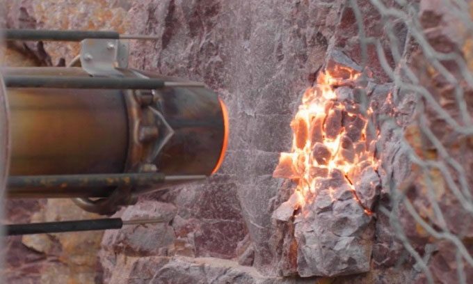 Thanks to the combination of heat and high pressure, the drilling robot can penetrate hard rock layers.