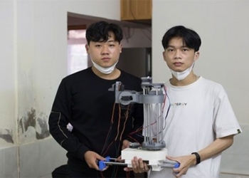 robot takes covid 19 test sample priced at 20 million vnd by 9th grade student 118909