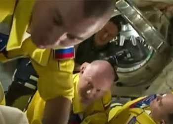 russian astronaut wears ukrainian colored outfit to iss 119482
