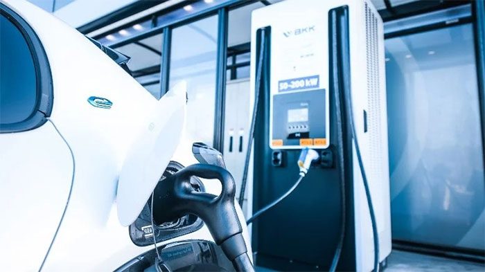 At a basic level, charging speeds can be divided into two types.
