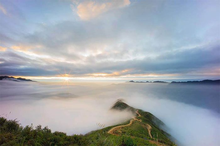 Vast 'sea of clouds' in Tà Xùa.