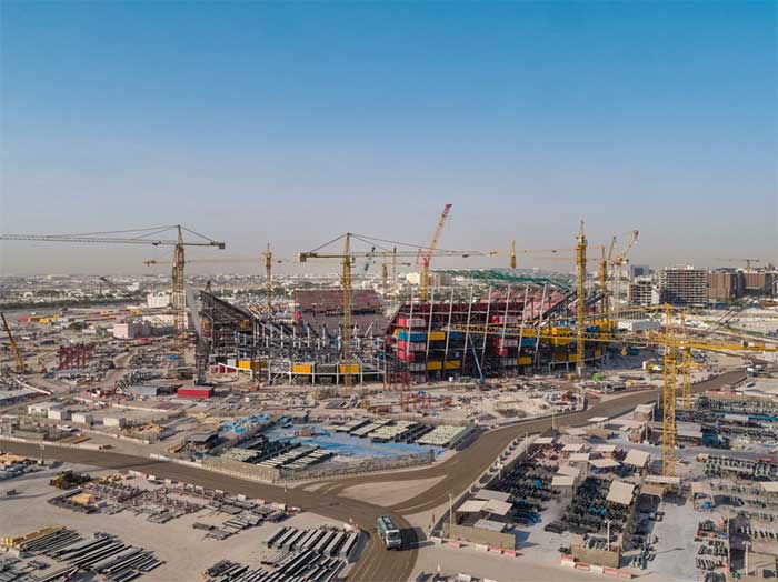The design incorporates steel structures and containers for dismantling or reuse.