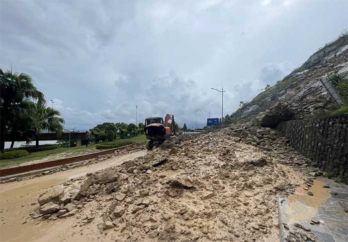 Heavy rain after the storm caused landslides on the road leading to Bai Chay Bridge.