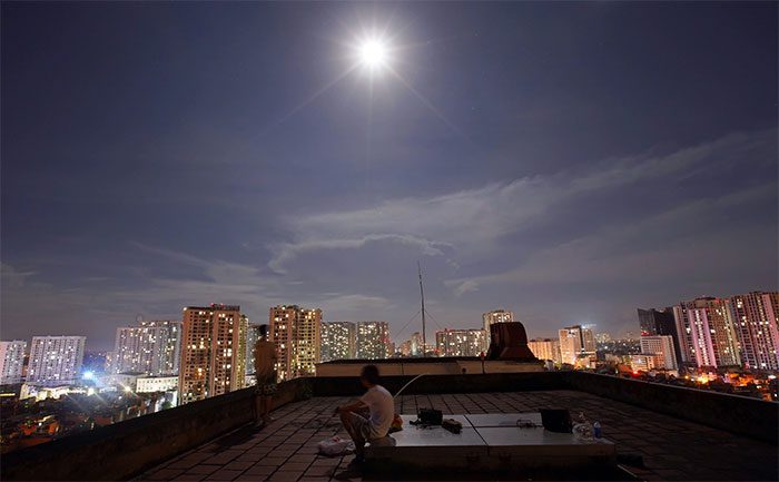 Friends Hieu and Thuy were very excited about the supermoon