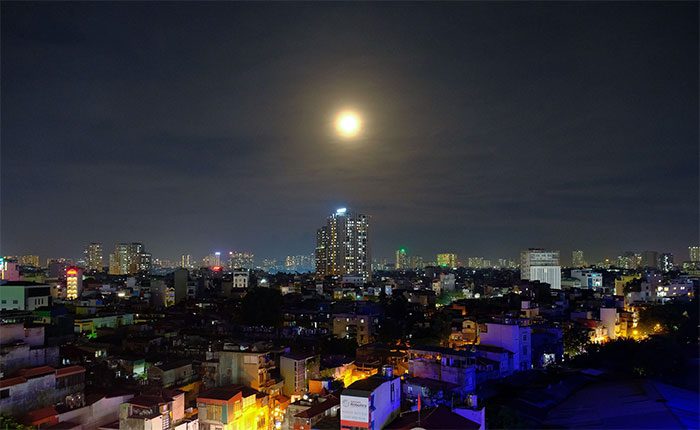 The sky in Hanoi became clearer as night fell.