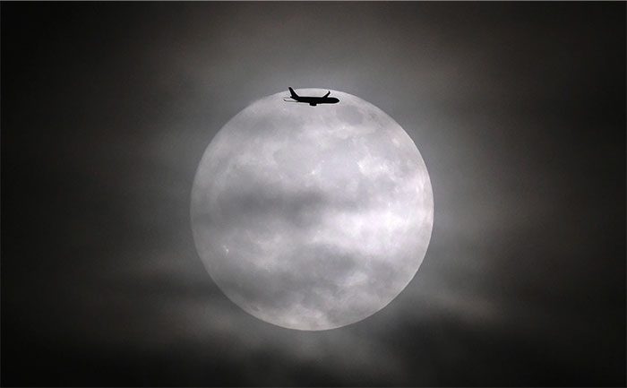The plane flying through the supermoon