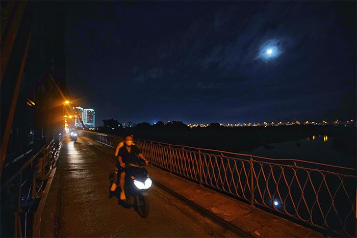 The moon was no longer bright when viewed from Long Bien Bridge