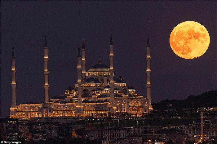 The Camlica Mosque in Istanbul, Turkey.