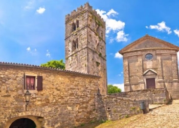 smallest town on earth with a population not exceeding 23 people 124063