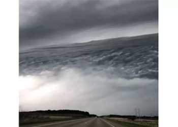 strange clouds like ocean waves rolling across the american sky 123964