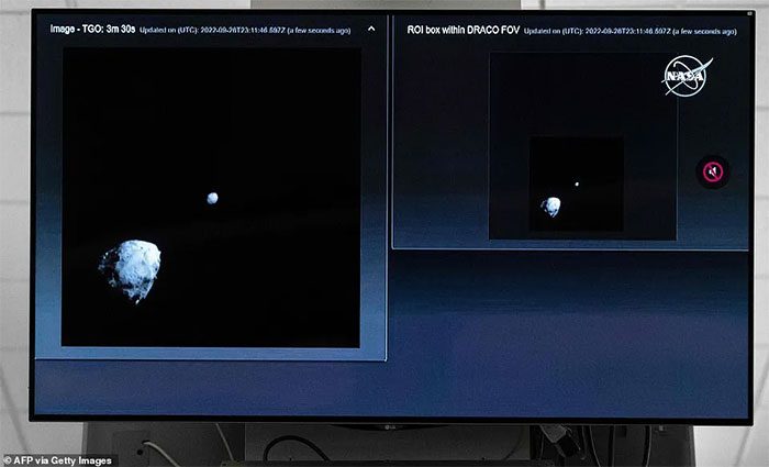 Image of the DART spacecraft preparing to collide with Dimorphos