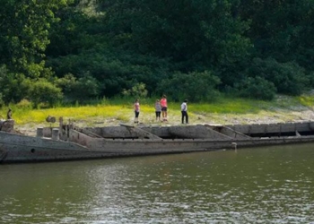submarine sank below the south china sea setting a record 121242
