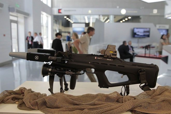 The REX 1 rifle is also equipped with an optical sight.