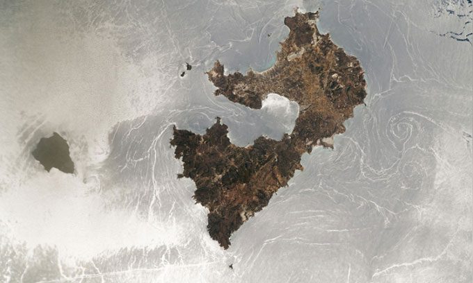 Astronaut on the International Space Station (ISS) captures "sunglint"