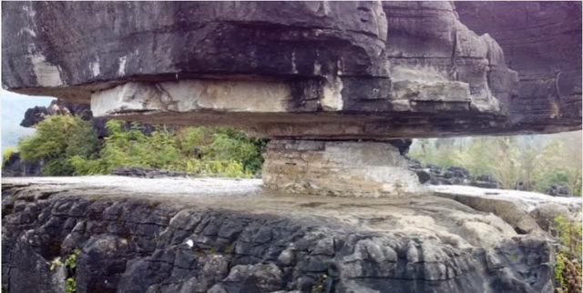 This peculiar rock has attracted many tourists from both near and far to An Miao Stone Forest.