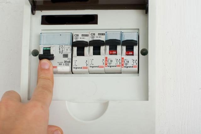 Turn off the circuit breaker