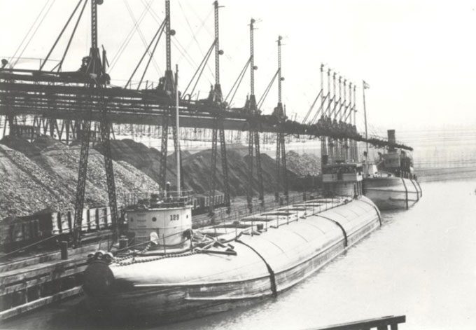 Barge 129 carrying coal in 1895.