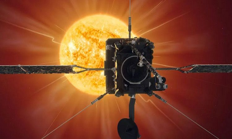 Simulation of the Solar Orbiter spacecraft studying the Sun.