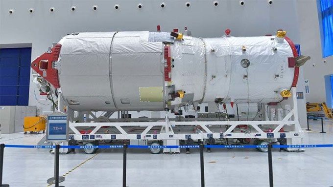The Tianzhou 4 spacecraft covered with gray thermal insulation material on the left and white on the right.