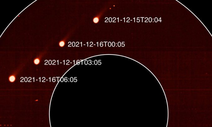 The Solar Orbiter spacecraft captures images of Comet Leonard at different times