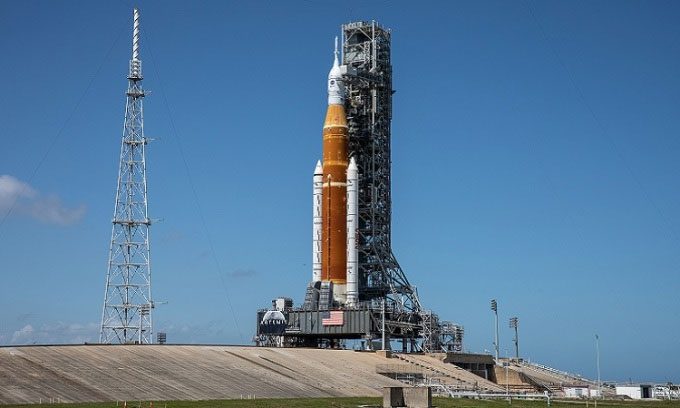 SLS rocket assembly on the launch pad.