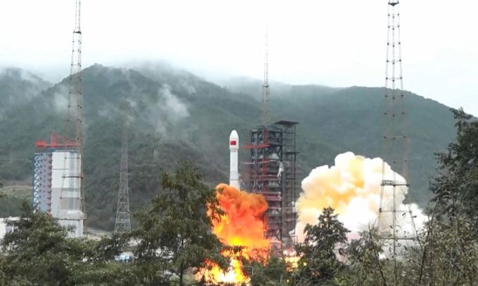 Long March 3B rocket launches the Shijian-21 satellite into space.