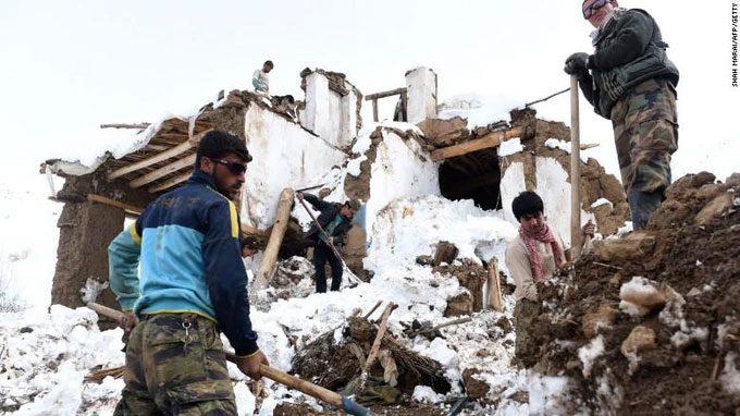 Afghan army searching and digging for those trapped in the earthquake and avalanche.