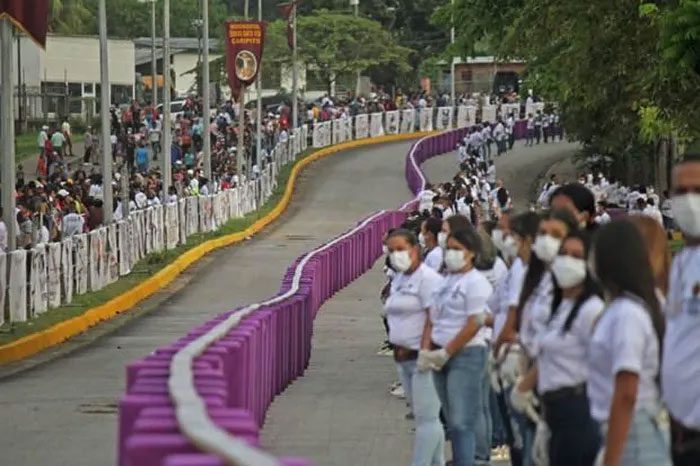 More than 600 people participated in arranging the chocolate bars.