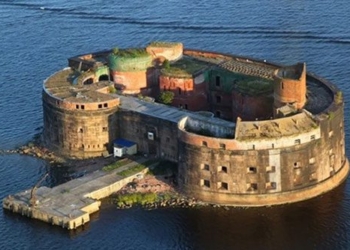 the floating cannon rises in the middle of the sea in russia with a mysterious history that attracts visitors 120778