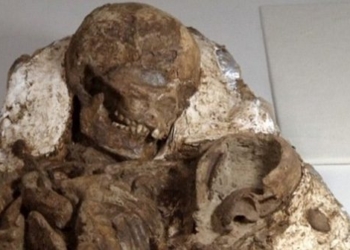 the mystery of the mother figure found still holding the baby after 4800 years 119356