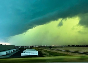 the sky is blue rarely seen when a storm is about to hit 121592