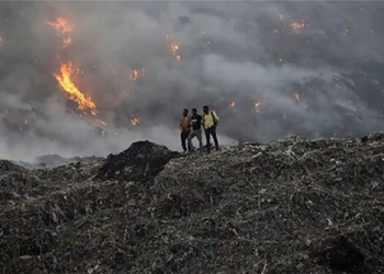 the smoke filled sky of delhi when the massive landfill catches fire 119698
