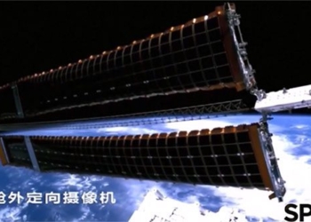 the solar panel wing of chinas space station moves 122369