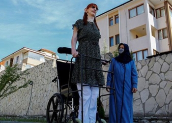the tallest woman in the world has her first flight with 6 special seats 123379